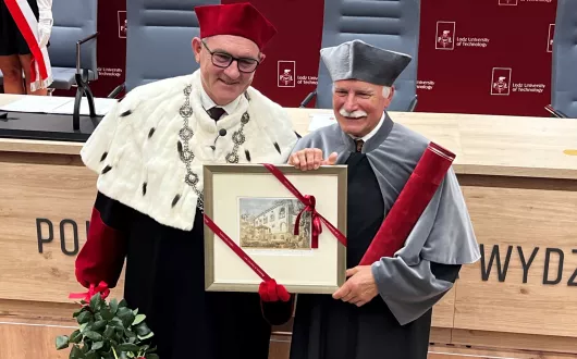 Nadanie tytułu doktora honoris causa Politechniki Łódzkiej profesorowi Jackowi Mollowi. Profesor z Rektorem PL podczas uroczystości