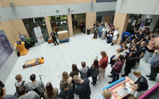 Grupa uczniów podczas wydarzenia w patio Fabryki Inżynierów XXI w. Widok z piętra.
