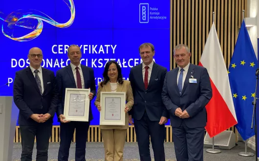 Naukowcy z PŁ i eksperci z PKA pozują z certyfikatami doskonałości kształcenia