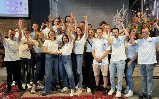 Grupa studentów z Projektu GUST ciesząca się ze zwycięstwa podczas zawodów