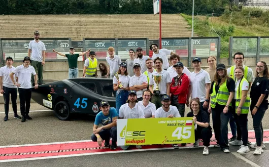 Studenci z SKN Lodz Solar Team podczas zawodów z pucharami