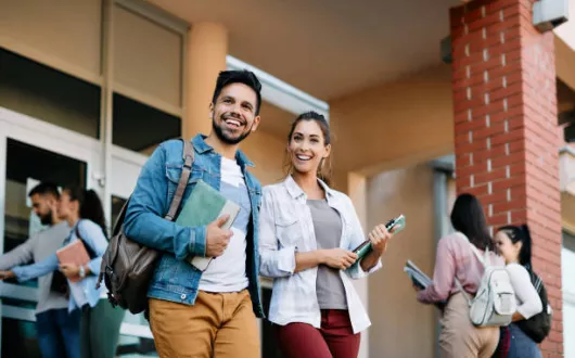 Grafika przedstawiająca kobietę i mężczyznę na uczelni 