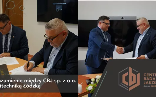 Dwóch przedstawicieli - firmy i Wydziału podczas podpisywania umowy o współpracy