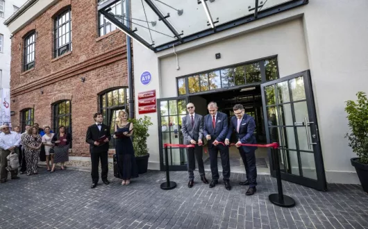 Budynek Wydziału Mechanicznego A19 i symboliczne przecięcie wstęgi przez władze uczelni