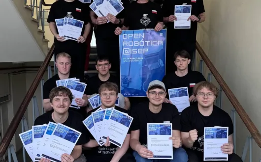 Grupa studentów z Koła Naukowego Robotyków z dyplomami