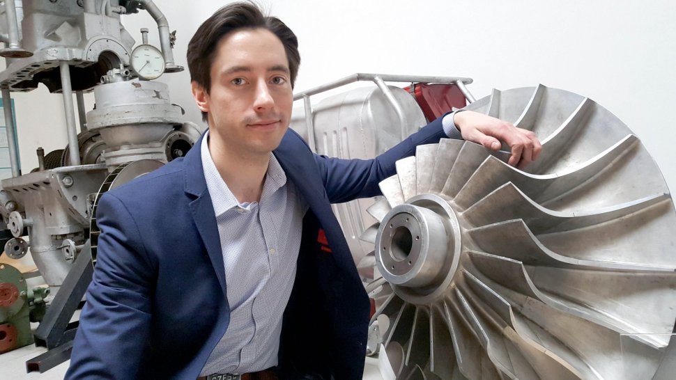 Professor Grzegorz Liśkiewicz at the turbine in the laboratory