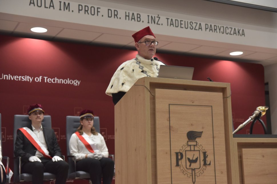 Rektor Krzysztof Jóźwik przemawiający podczas uroczystości 79. urodzin Politechniki Łódzkiej 