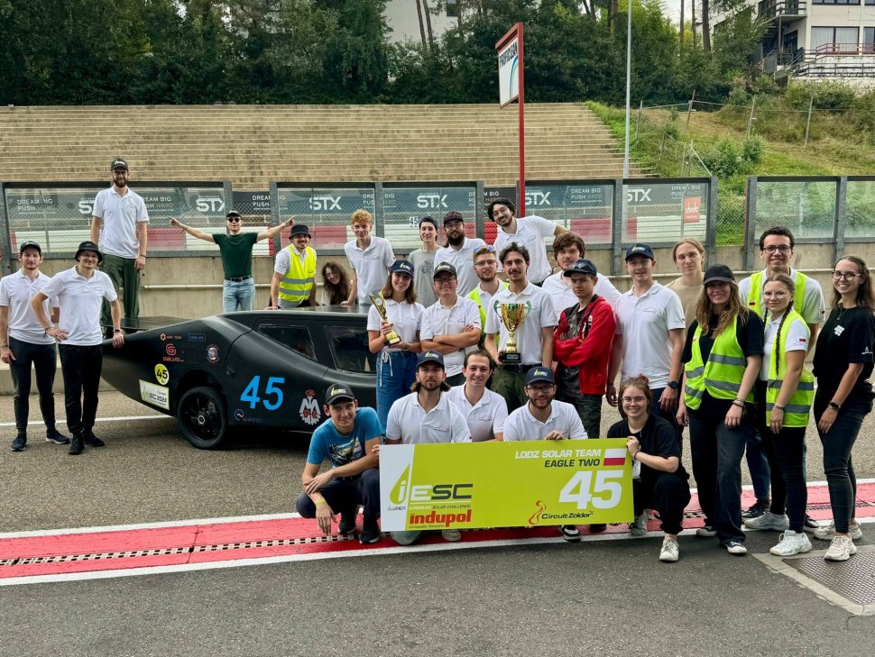 Studenci z SKN Lodz Solar Team podczas zawodów z pucharami