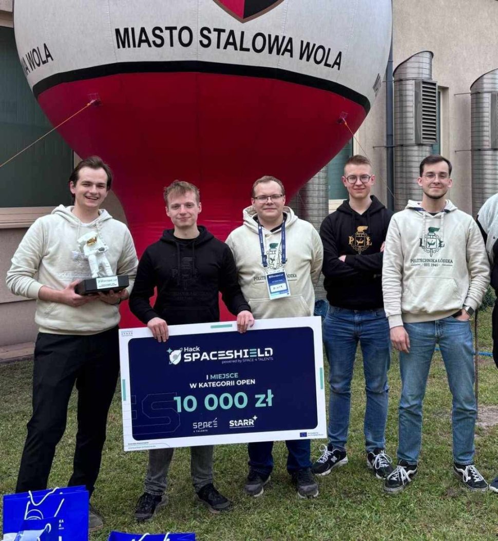 Grupa studentów Wydziału z nagrodami