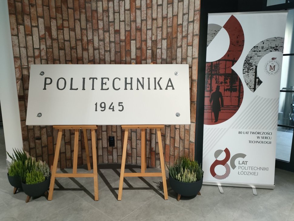 Tablica Politechnika 1945 w korytarzu Wydziału