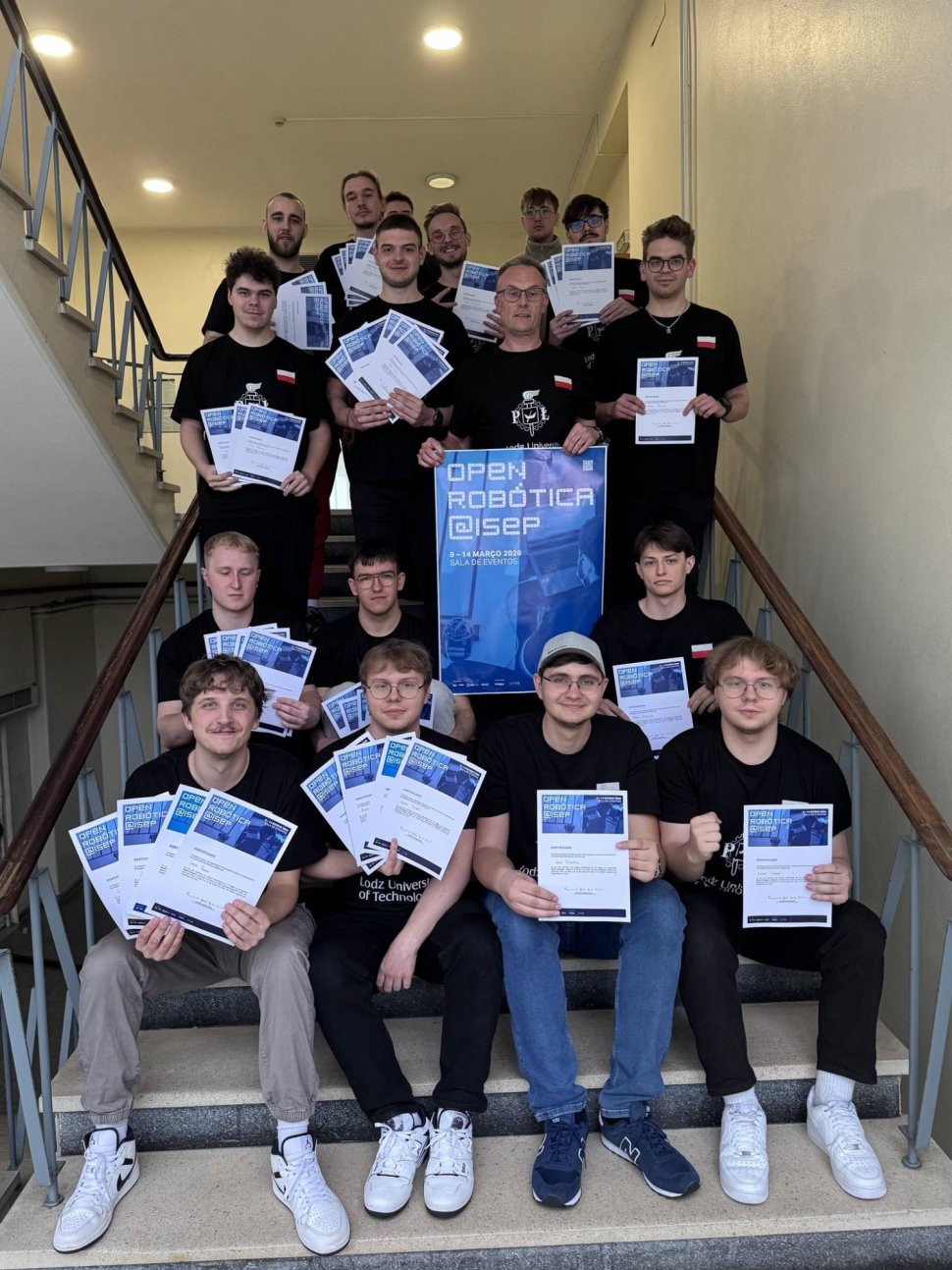 Grupa studentów z Koła Naukowego Robotyków z dyplomami