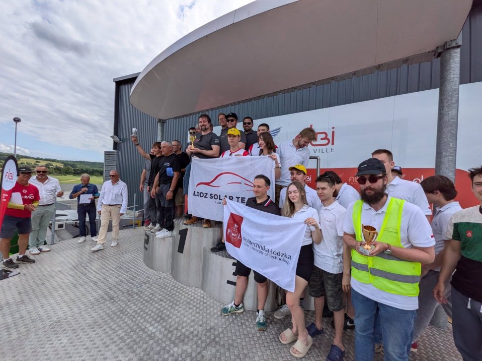 Zespół Lodz Solar Team podczas zawodów na podium