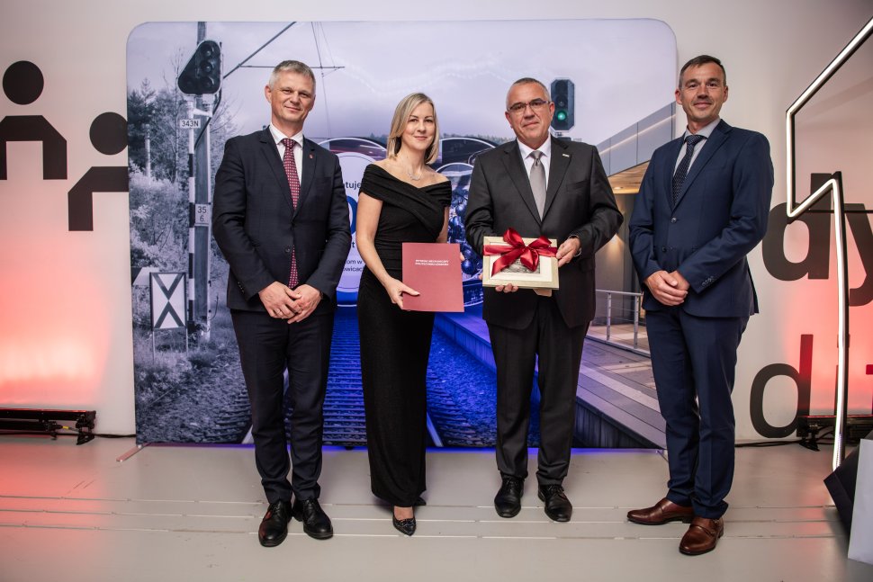 Trzech mężczyzn i jedna kobieta w strojach galowych na jubileuszu