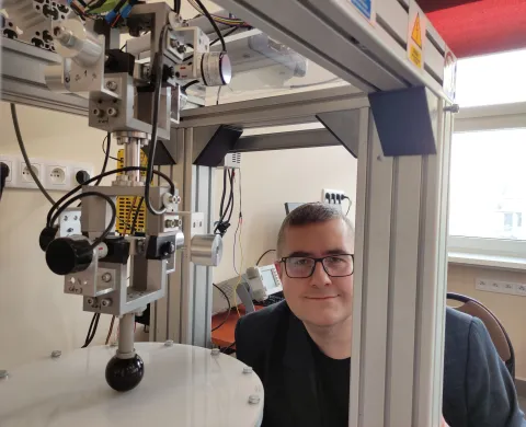 prof. Grzegorz Kudra w laboratorium 