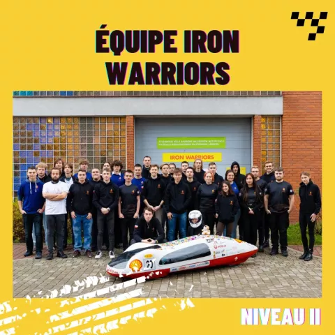 Grupa studentów z Koła Naukowego Iron Warriors przy bolidzie