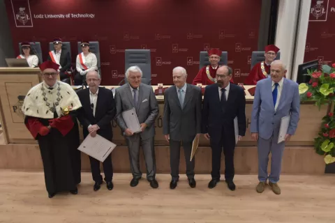 Grupa naukowców z nagrodami Rektora PŁ podczas uroczystości Senatu