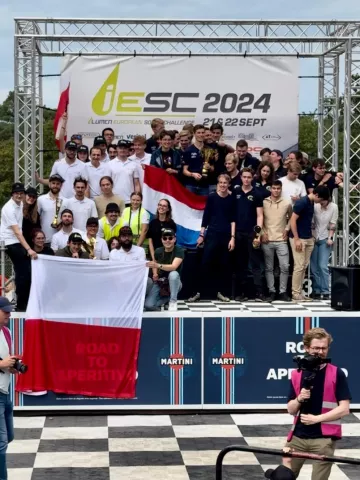 Grupa studentów z Koła Naukowego Lodz Solar Team podczas zawodów zdobywając wicemistrzostwo