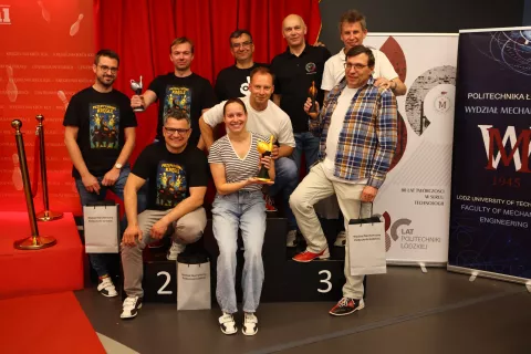 Grupa pracowników odbierających puchary Dziekana na wydarzeniu wydziałowym