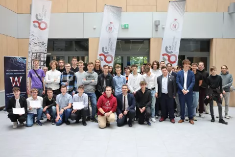 Grupa uczniów z organizatorami z  wydziału podczas konferencji dla szkół średnich Technika jest wśród nas