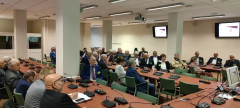 Grupa absolwentów na uroczystości wręczenia Złotych Dyplomów