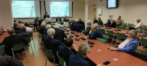 Grupa absolwentów na uroczystości wręczenia Złotych Dyplomów