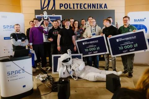 Grupa studentów z Wydziałowej Rady Samorządu  podczas konkursu Hackathonu