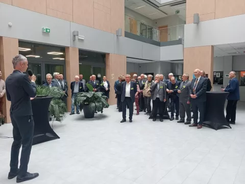 Grupa absolwentów na uroczystości wręczenia Złotych Dyplomów