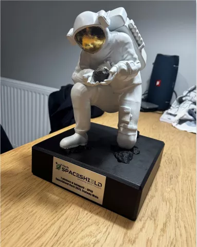 Statuetka kosmonauty jako nagroda w konkursie Hackathon