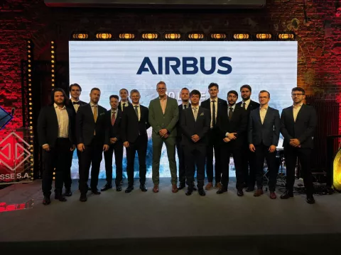 Grupa osób podczas jubileuszu na scenie