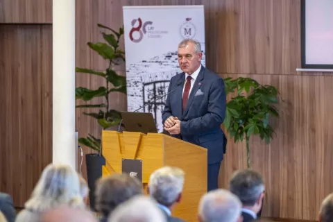 Rektor PŁ przemawiający podczas jubileuszu Wydziału 