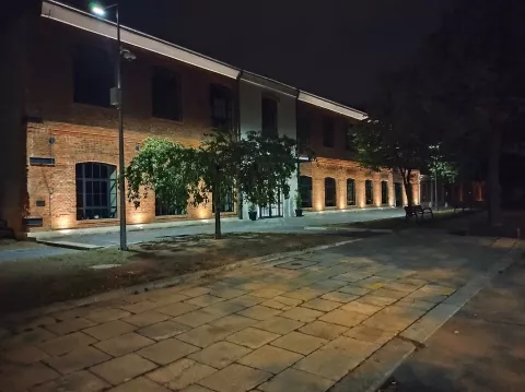 Budynek A19 nocą oświetlony
