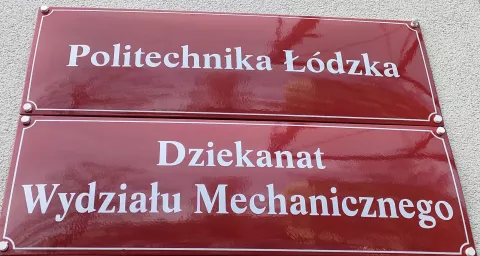 Czerwone tablice Politechniki Łódzkiej i Dziekanatu Wydziału Mechanicznego
