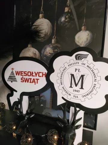 Chmurki promocyjne z napisami Wesołych Świąt