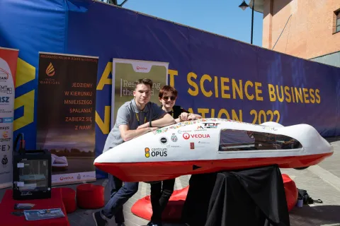 Studenci przy pojeździe 