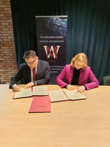 Dwie osoby reprezentujące firmy podpisujące umowę