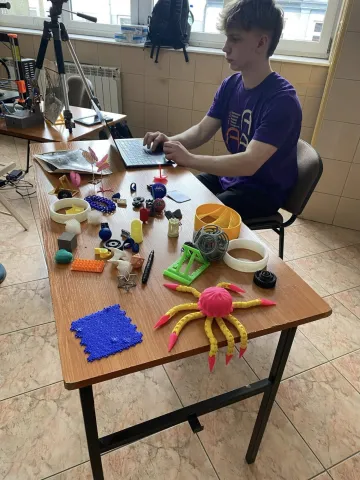 Student przy stanowisku z Koła Naukowego