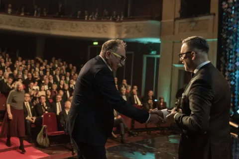 Naukowiec z Wydziału Mechanicznego odbierający nagrodę