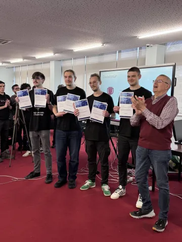 Grupa studentów z Koła Naukowego Robotyków z dyplomami