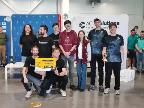 Grupa studentów podczas zawodów z Koła Naukowego