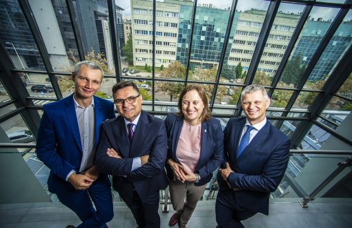 Grafika przedstawiająca czwórkę Dziekanów Wydziału 