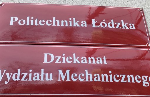 Czerwone tablice Politechniki Łódzkiej i Dziekanatu Wydziału Mechanicznego