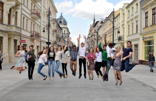 Grupa młodych ludzi na ulicy
