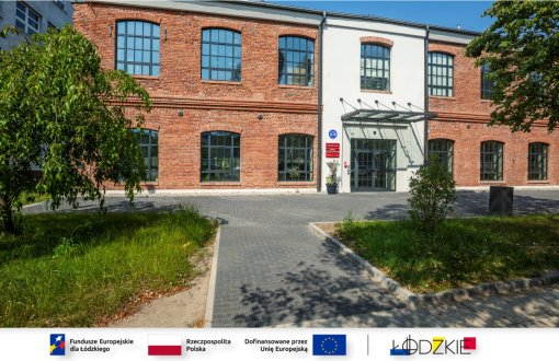 Zdjęcie budynku Wydziału z oznaczeniem Funduszy Europejskich