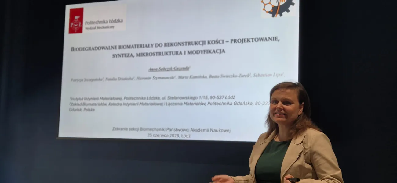 Kobieta podczas prezentacji badań