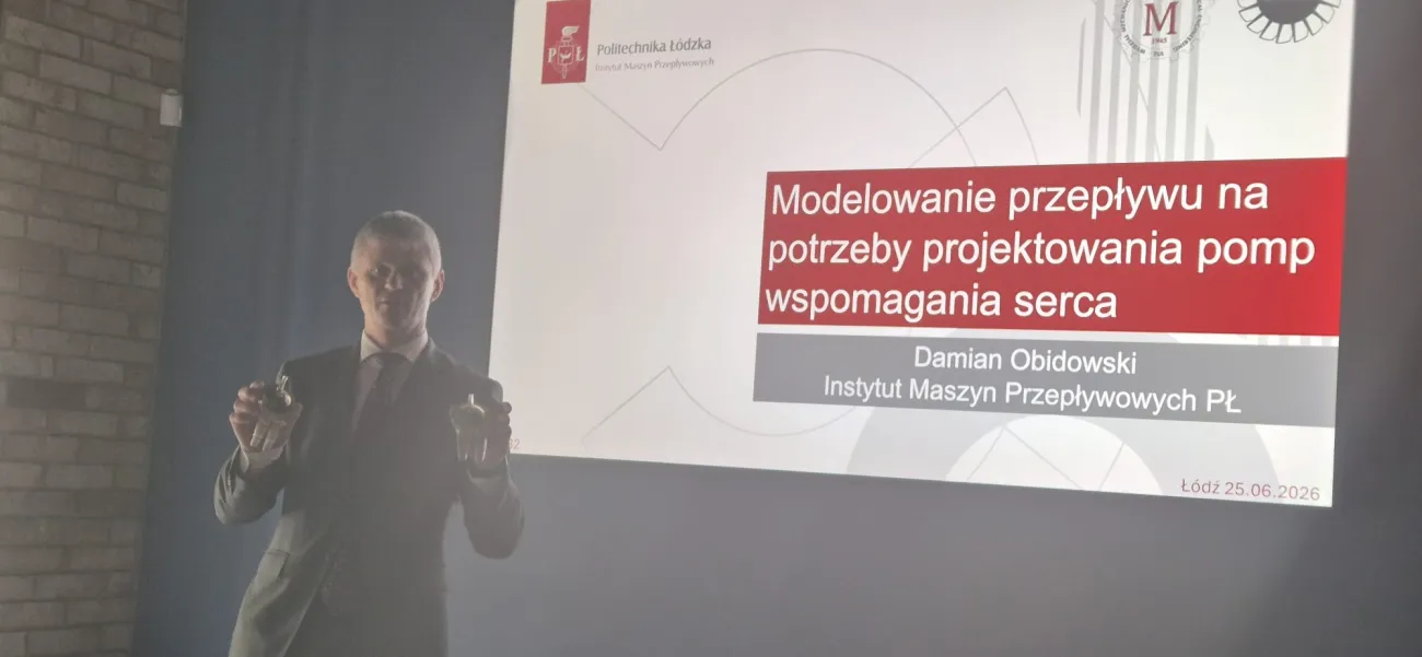 Mężczyzna podczas prezentacji badań
