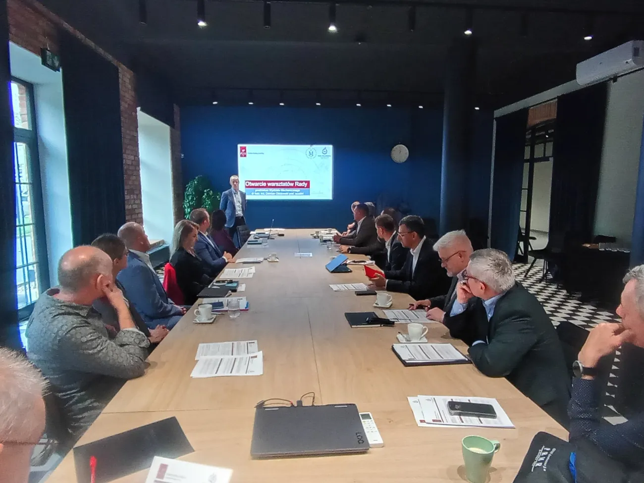 Spotkanie w sali konferencyjnej z obecnymi przedstawicielami Rady Wizjonerów