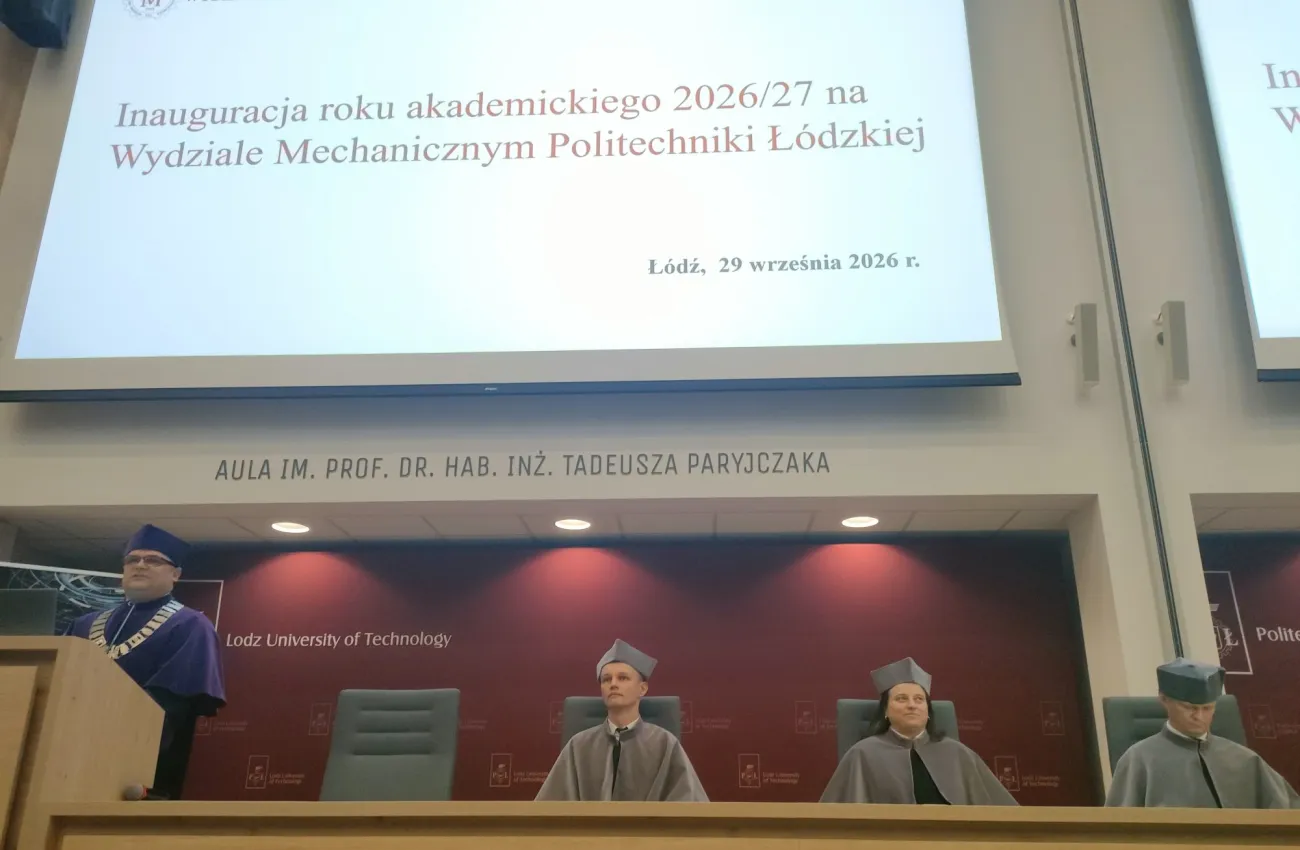 Podczas inauguracji roku akademickiego w auli siedzące Kolegium Dziekańskie w togach