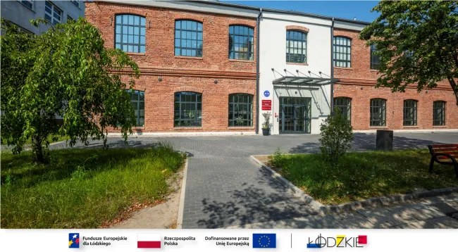 Zdjęcie budynku Wydziału z oznaczeniem Funduszy Europejskich