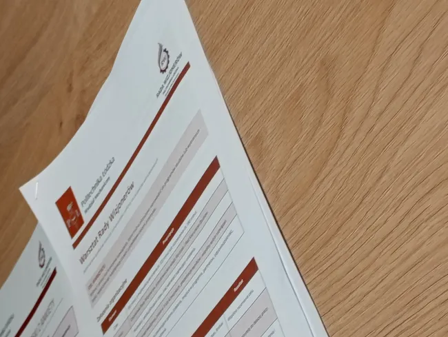 Zdjęcie przedstawiające dokumenty z zadaniem na warsztatach