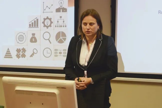 Kobieta podczas prezentacji na konferencji